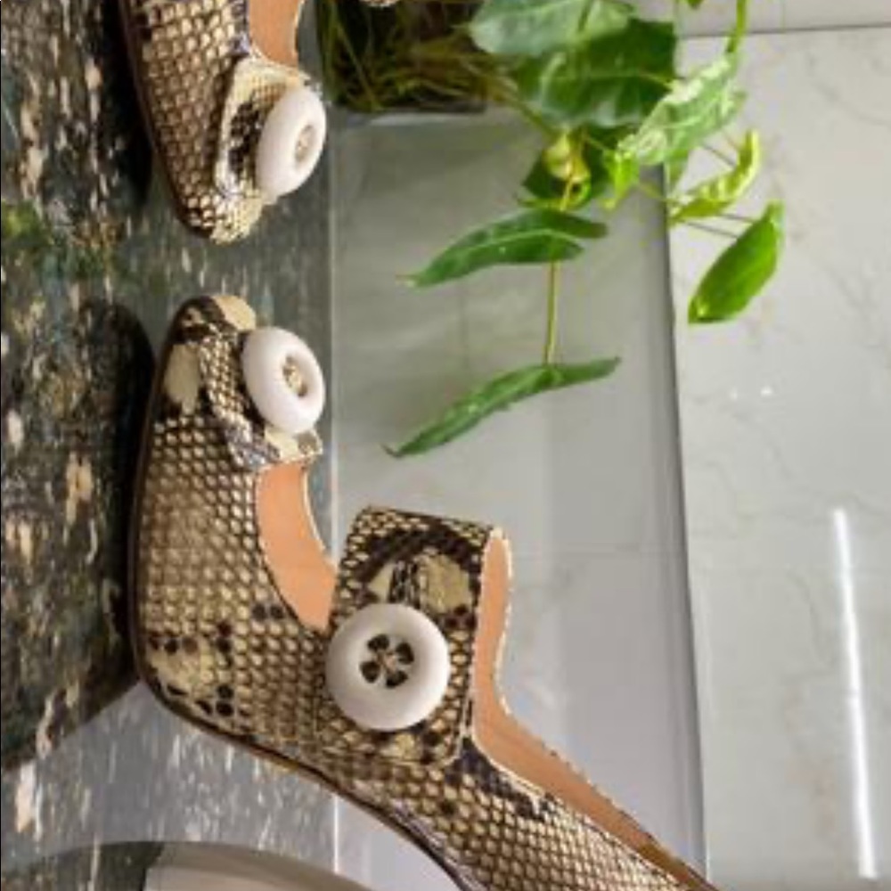 Pumps - Picture 2 of 11